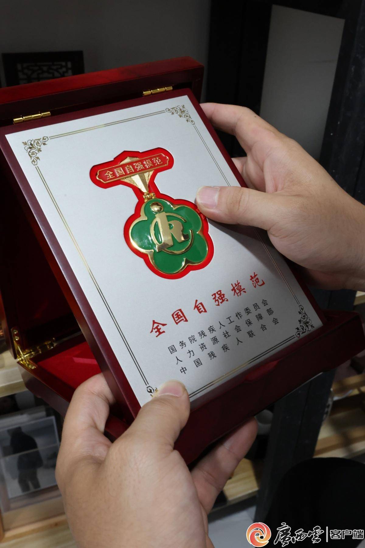 瓷娃娃在逆境中书写自强传奇