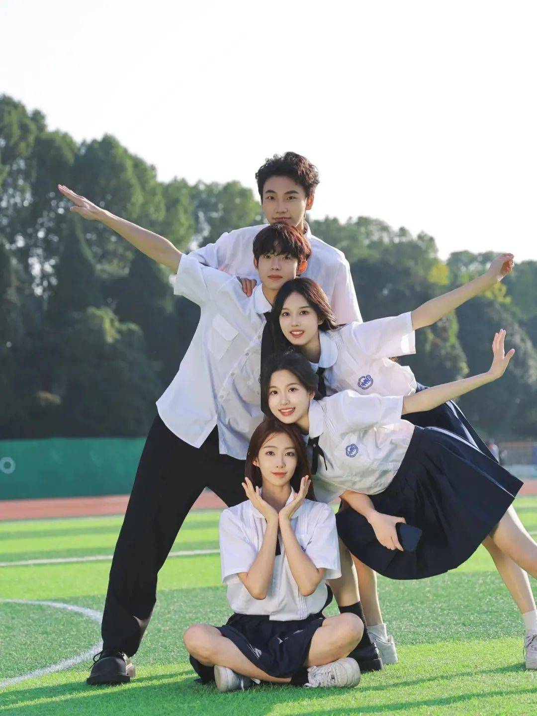 毕业照拍照姿势合集多人版