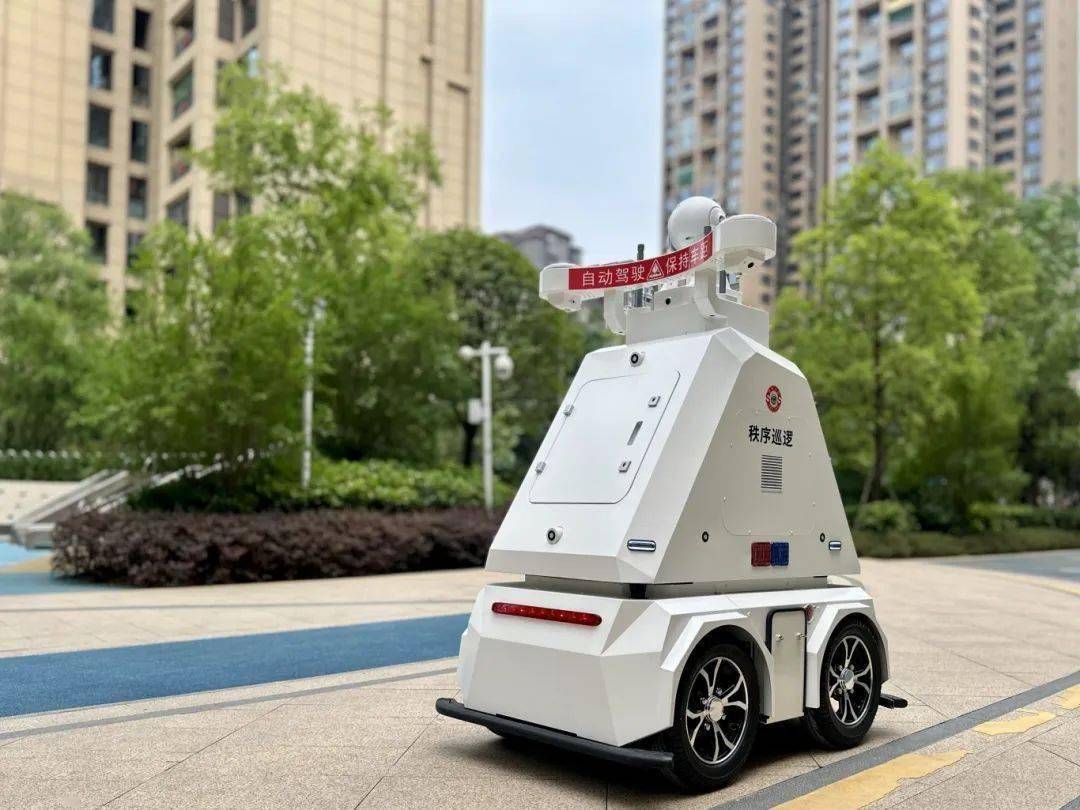 简阳首批无人安防巡逻机器人上岗!