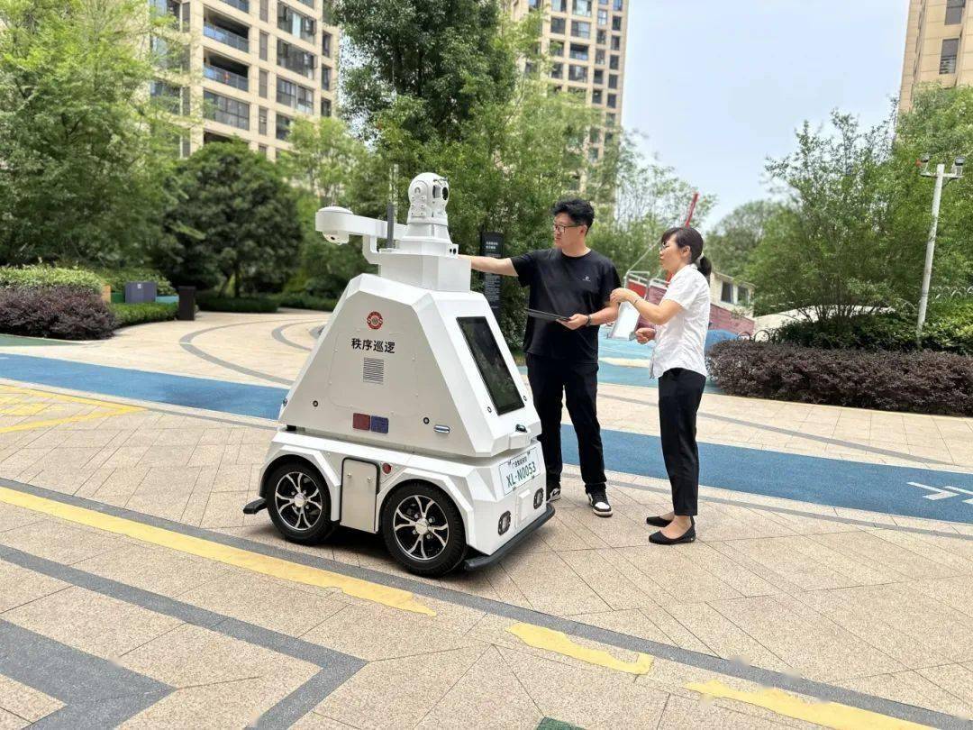 简阳首批无人安防巡逻机器人上岗!