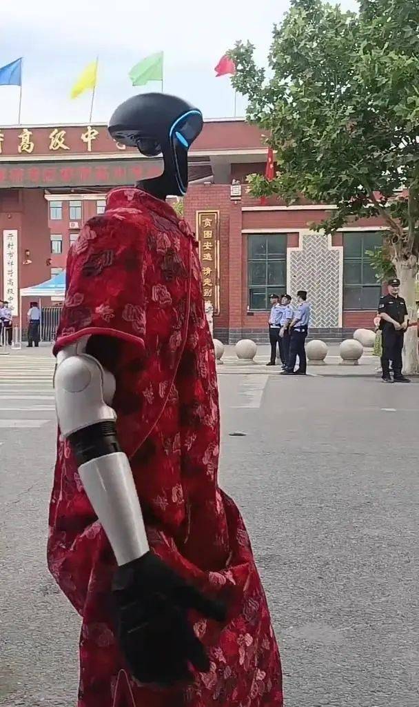 河南开封一机器人穿旗袍送考