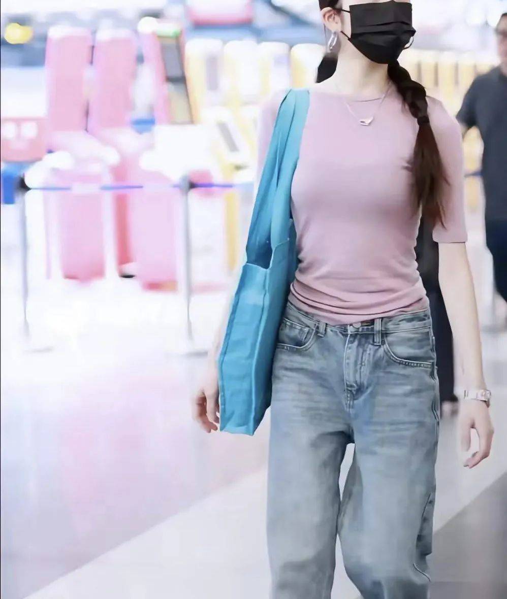 黄多多穿紧身衣秀身材,紧身衣藏不住成年曲线!