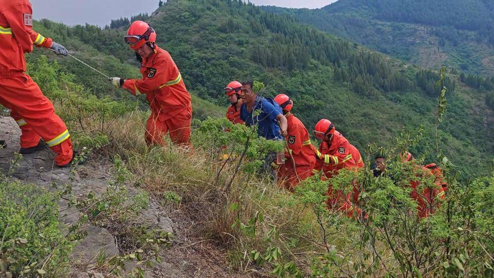 帮我放:一人因登山摔伤腰部被困山底，淄博消防紧急救援