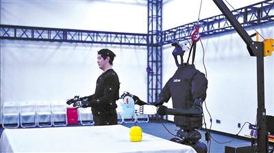 他们的动作捕捉技术让机器人能看会学