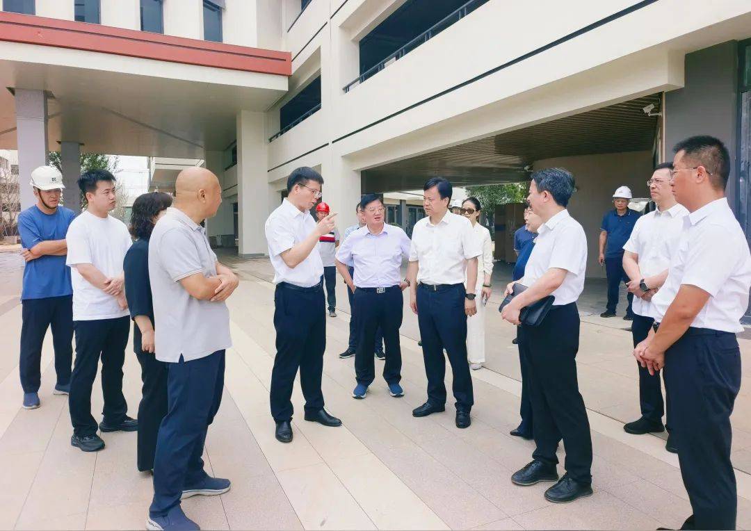 长沙市副市长周志凯一行实地调研湖南师大附中大泽湖校区建设工作