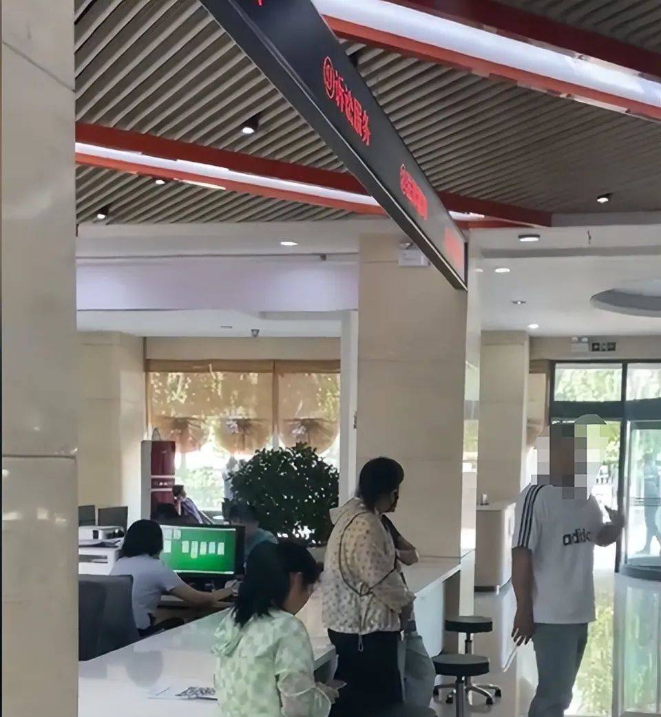 网民透露，政府工作政府工作人员在工作时间在