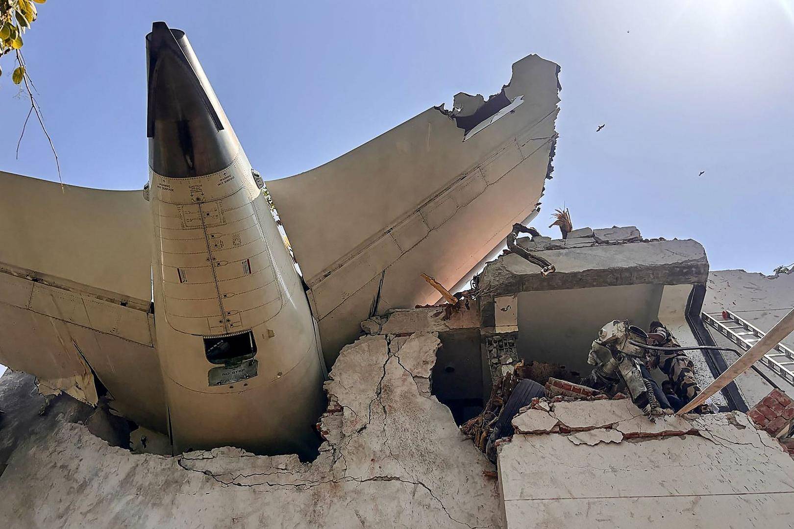 印坠毁客机为波音787-8，波音盘前暴跌去年多型号飞机出事，公司亏损118亿美元_搜狐网