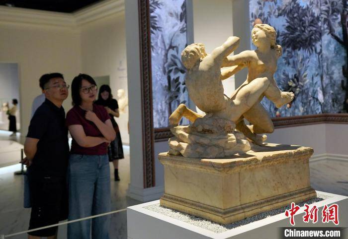 “文明的史诗：来自地中海的古典雕塑艺术”展吸引民众观展_“文明的史诗：来自地中海的古典雕塑艺术”展吸引民众观展_