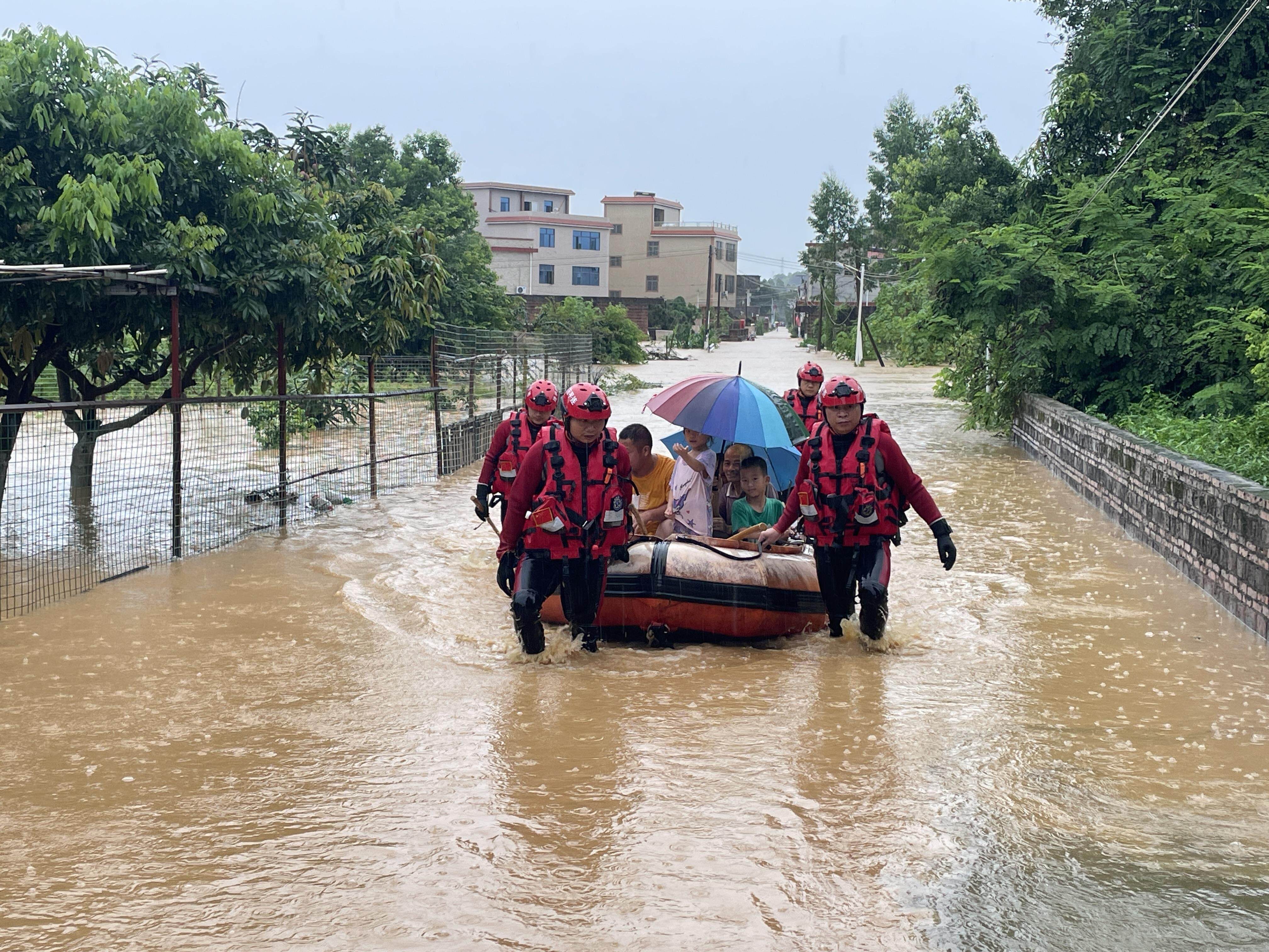 河源连平暴雨致多地受灾当地迅速开展救援行动