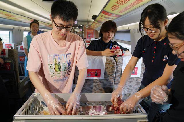 高铁上吃烧烤__高铁能不能带烧烤过安检