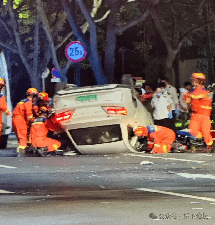 温州市中心发生车祸!女子被撞飞