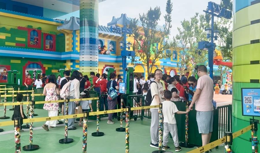 上海乐高乐园今日公众试运营，首批游客尖叫