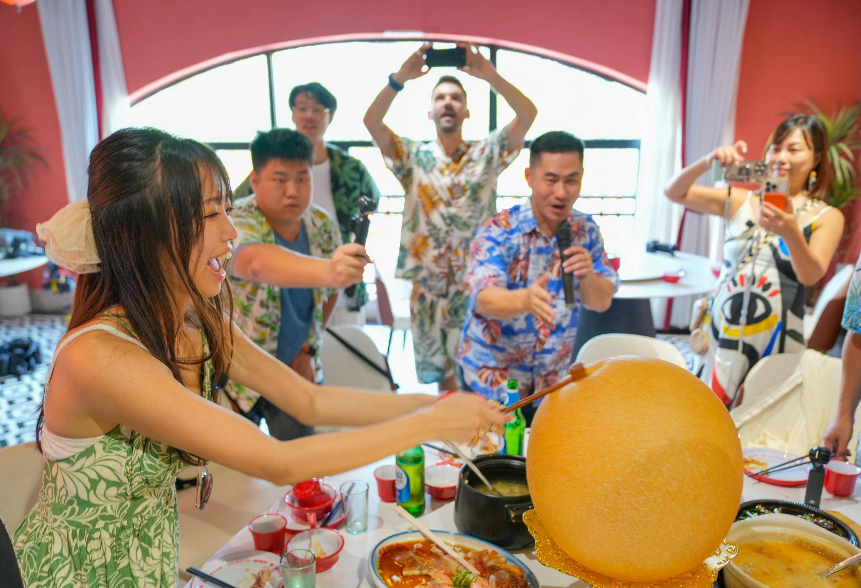 外国博主体验海南风情，尝美食赏风光，点赞