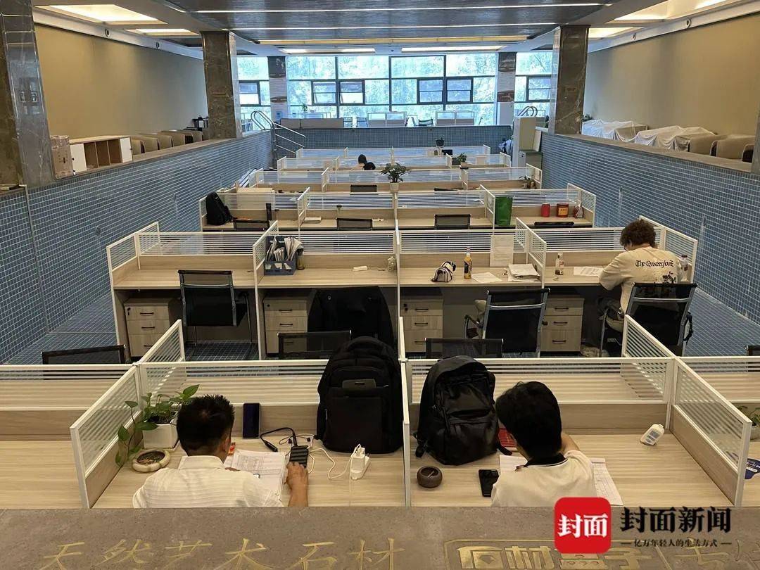 成都公司创意办公：游泳池爆改办公室，员工体验“潜水舱”式工作环境