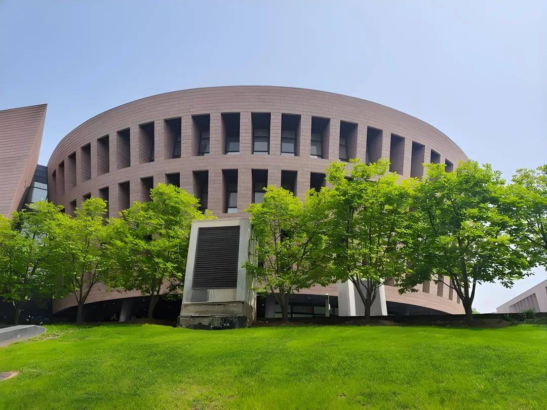 这种设计风格被称为"后现代主义",融合了现代建筑风格与后现代主义的