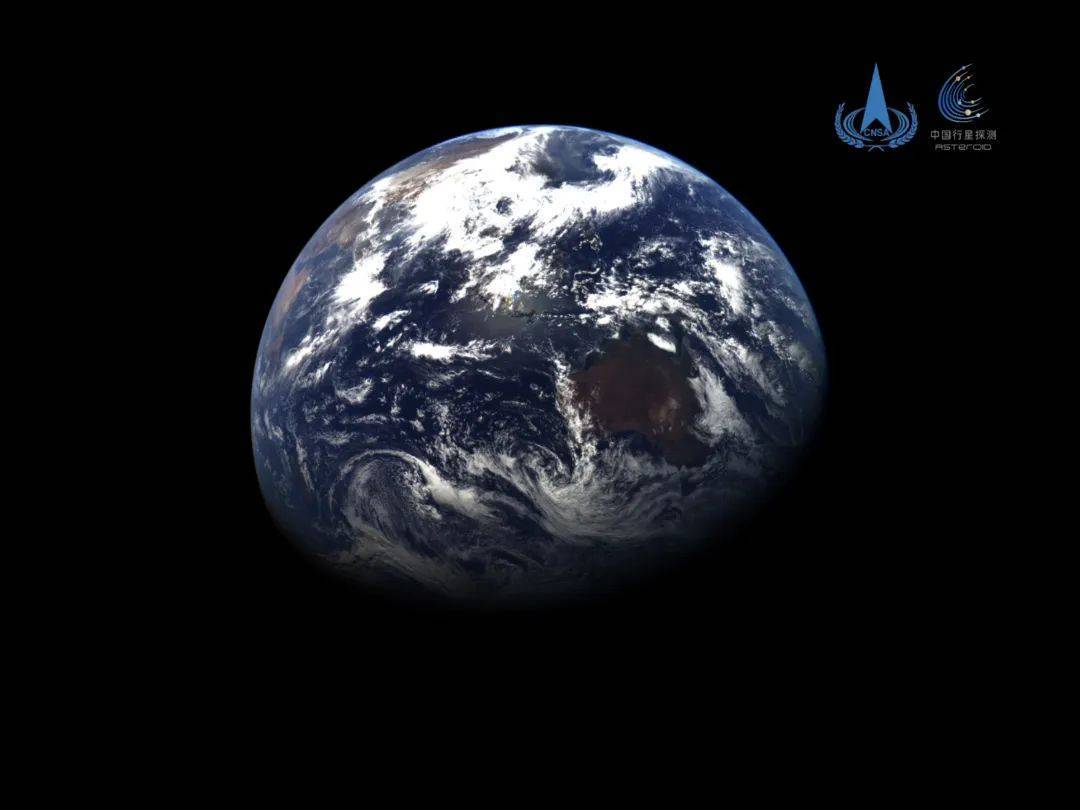 “太空摄影师”作品上新！天问二号探测器获取的地月影像图发布