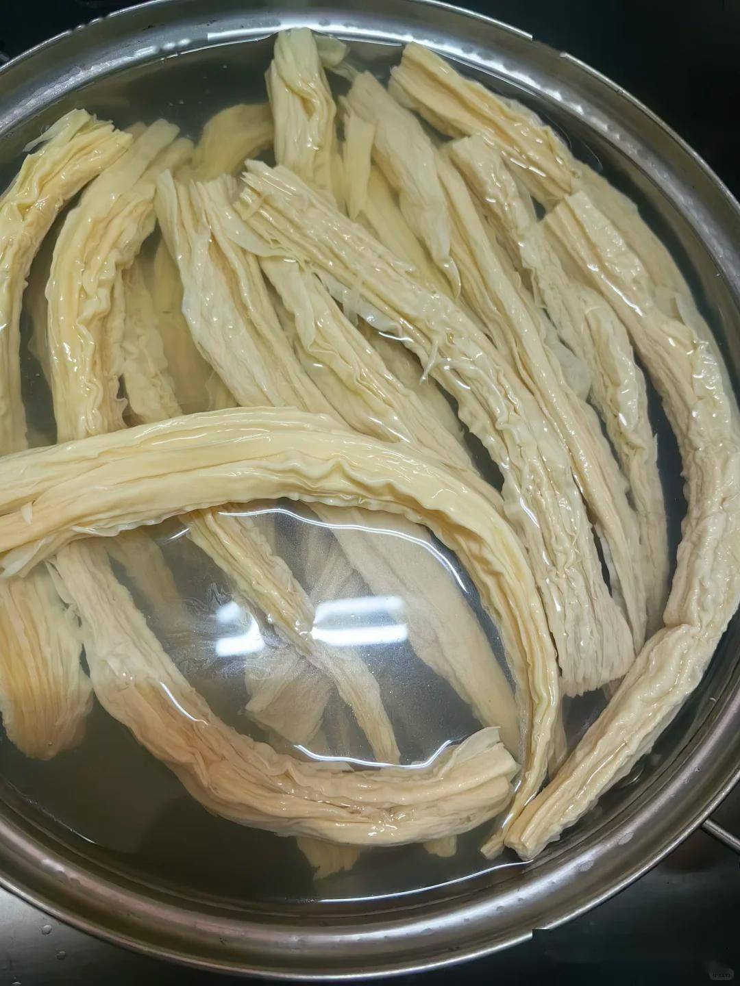 泡腐竹别用热水!温水撒点盐,筋道无硬芯快3倍!