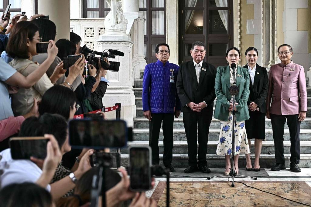 佩通坦如何走到悬崖边缘：泰国政局未来最有可能出现三种走向
