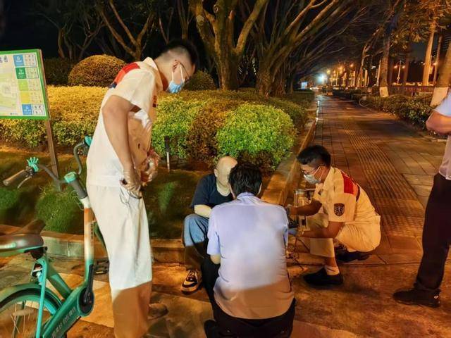 她的冰味棉花糖:厦门一市民醉卧马路中央 厦门大学附属中山医院医生开展院外急救