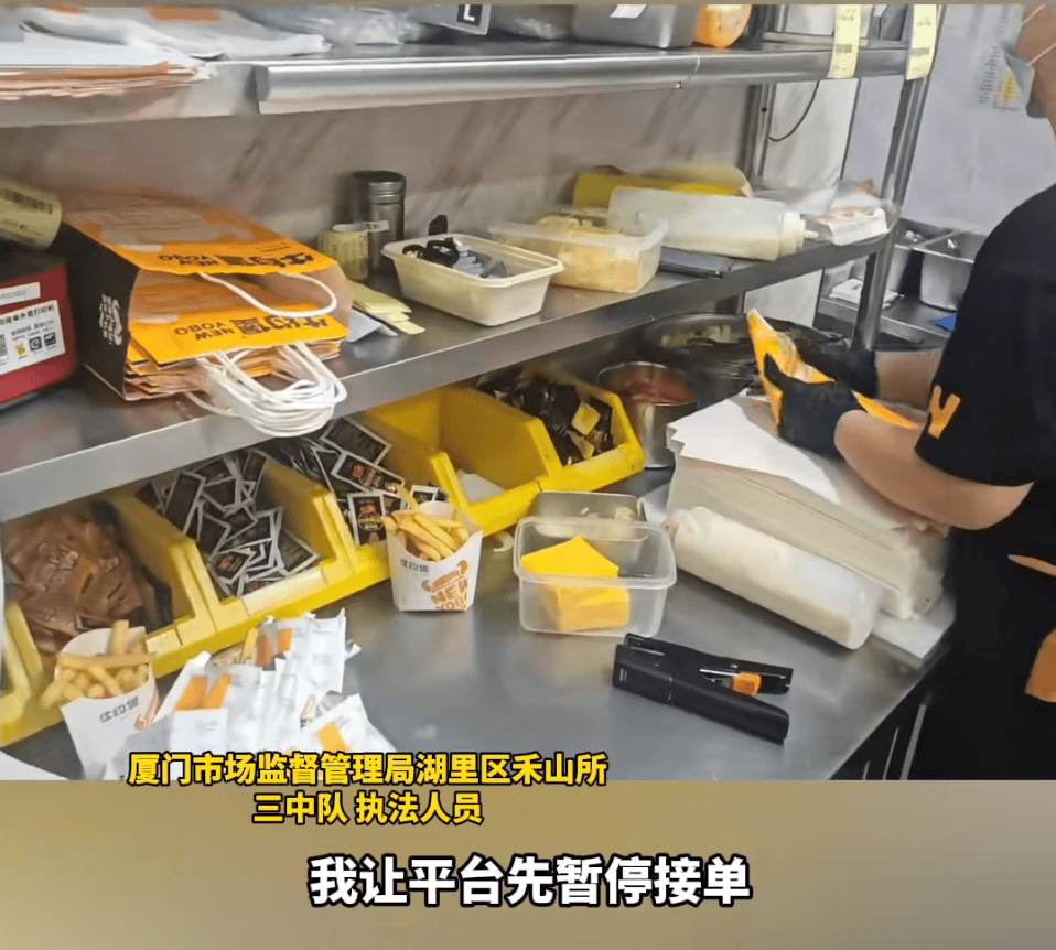 知名品牌牛约堡被曝污垢结块、蟑螂横行 网友:正在吃,哭了(图9)