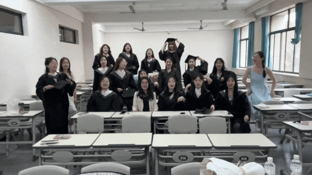 蓝蝴蝶之吻:西安科技大学高新学院：“咔嚓！”快来围观 XKUer的毕业照大赏！
