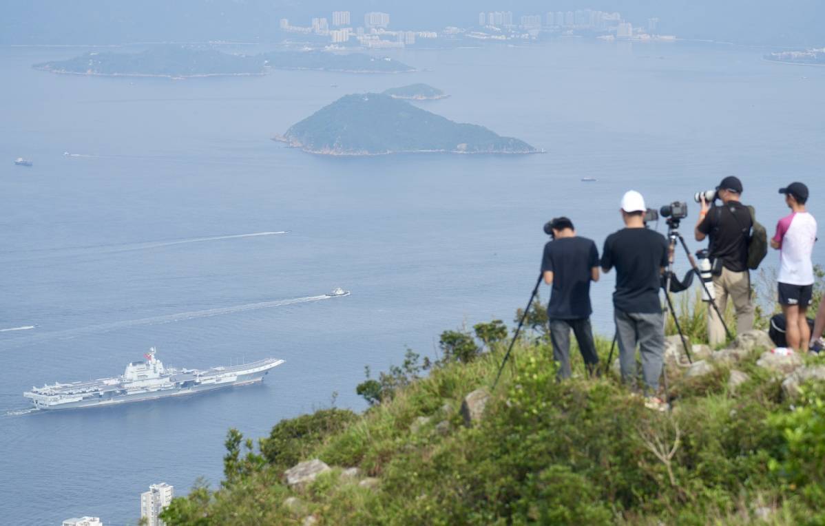 从结婚开始 琦琦:香港市民登顶拍摄山东舰到港盛况