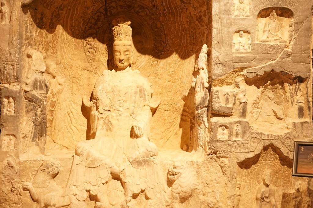 Lingshan和Wuxi的Longmen Oltoes之间的一千年对话