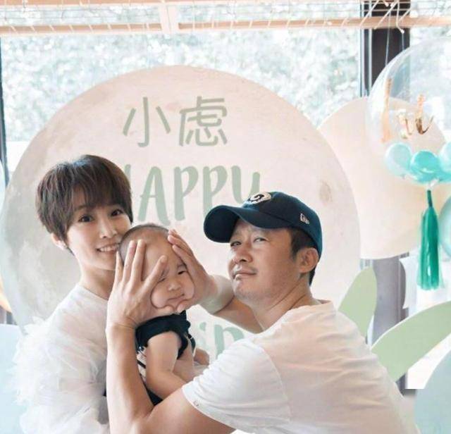 吴京带小儿子在南宁吃烧烤,6岁吴虑长高很多,眉目清秀像爸爸