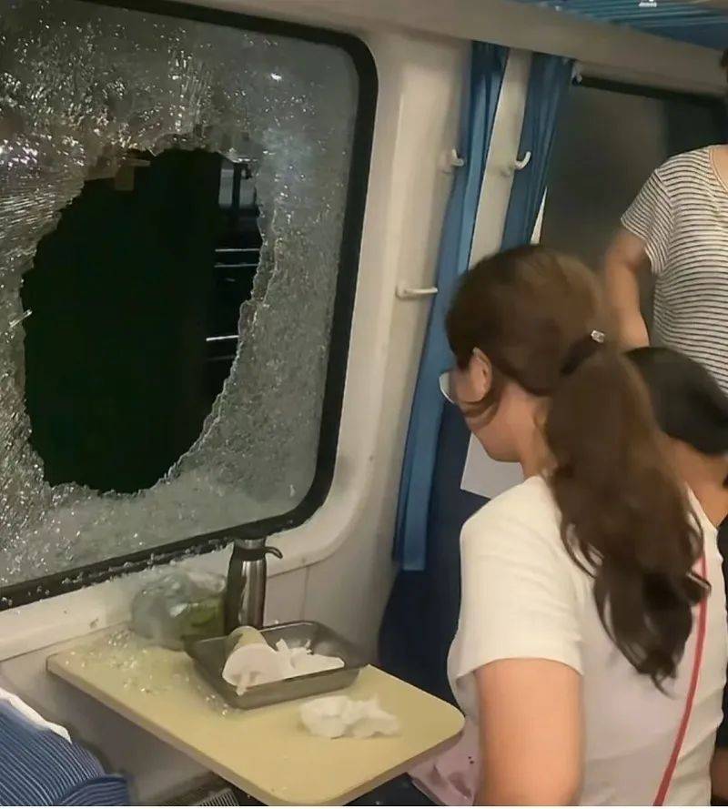 K1373次列车被撞脱线，有乘客砸窗透气，会被索赔吗？