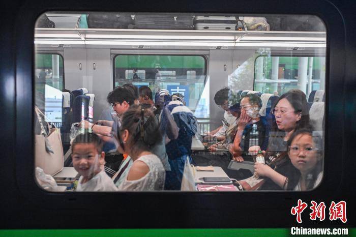 心上蜜桃:四川成都与云南磨憨实现动车直达