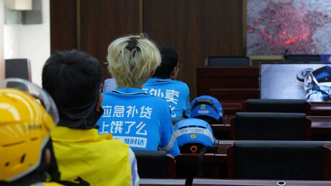 东篱菊隐:这个安全生产月“整”活了！西双版纳交警这波操作很硬核