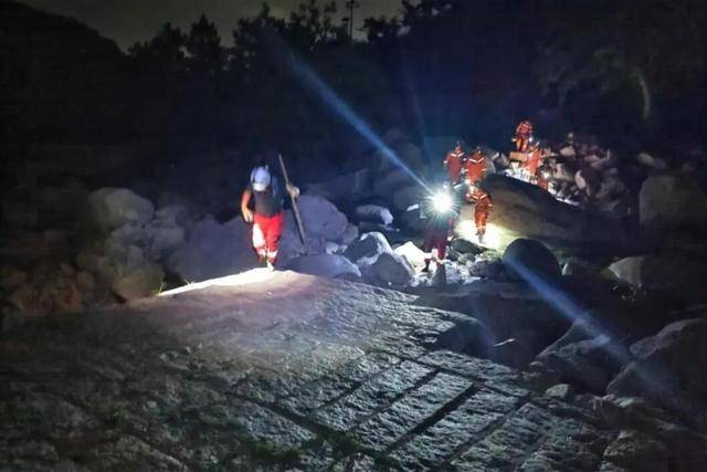 武林外史同人之我是朱七七:两名游客爬崂山迷路，他们连夜搜救，7个多小时救下山