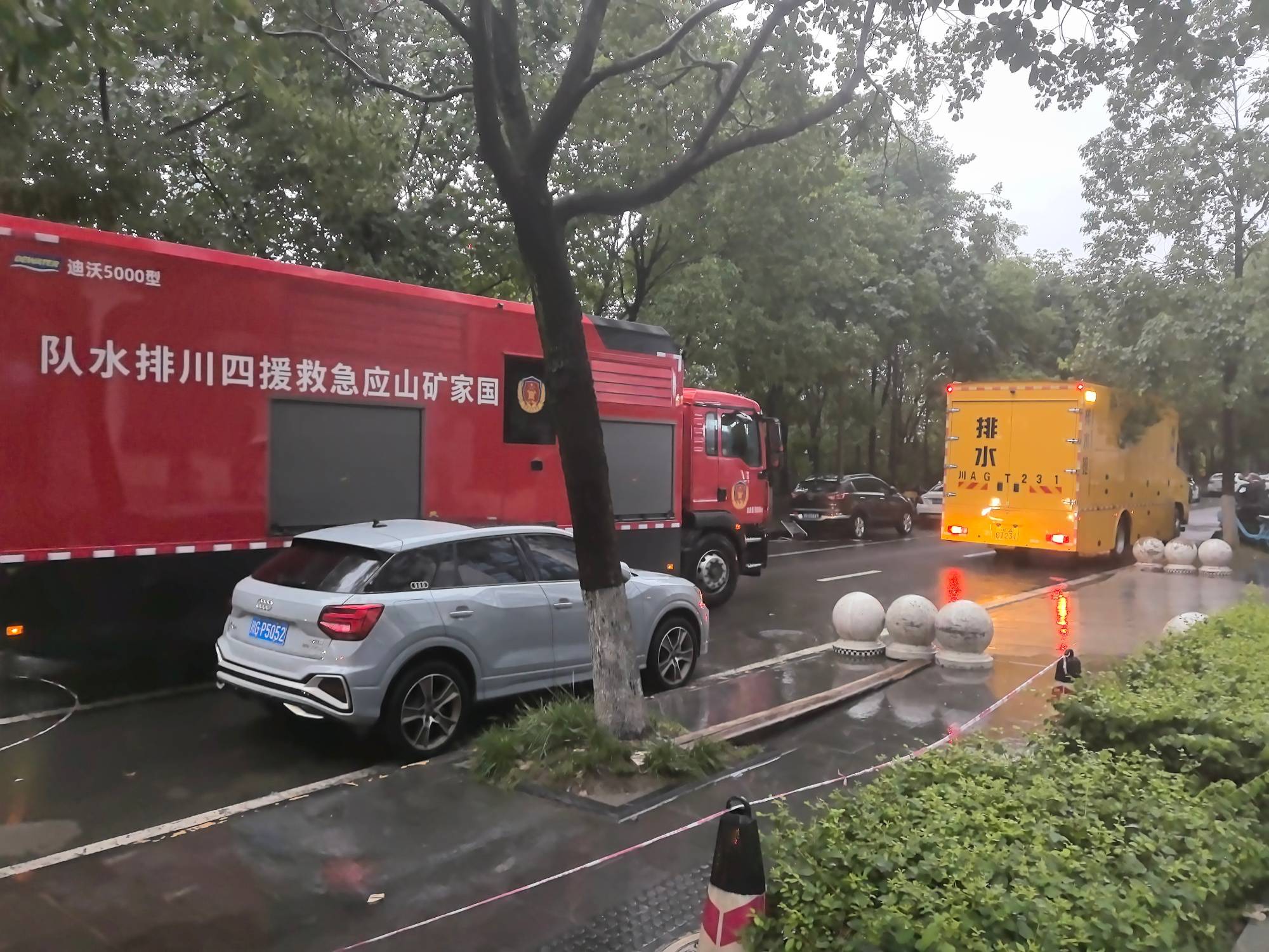 重生之陌上花开:成都暴雨红色预警！来看救援排水现场