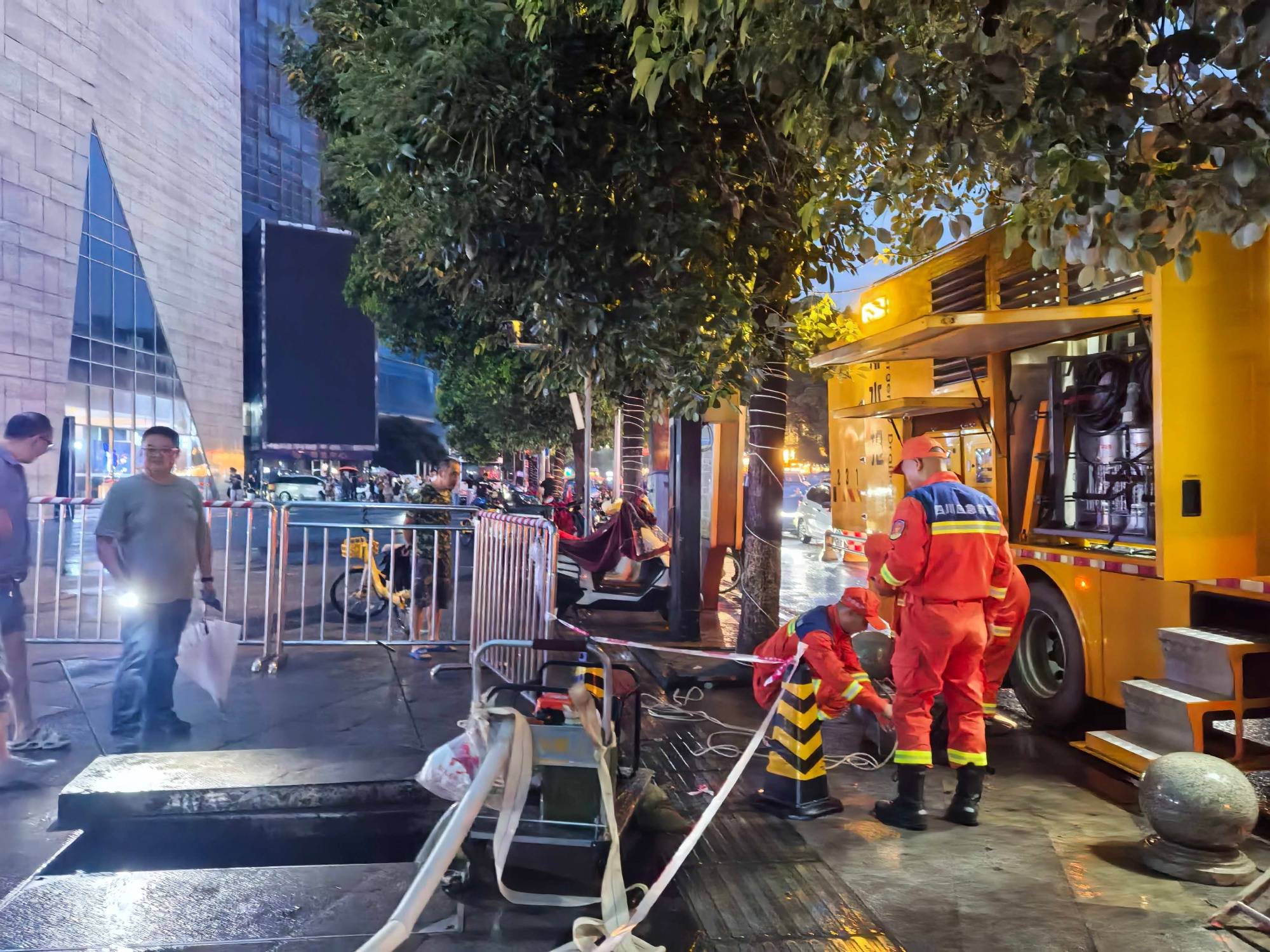 重生之陌上花开:成都暴雨红色预警！来看救援排水现场