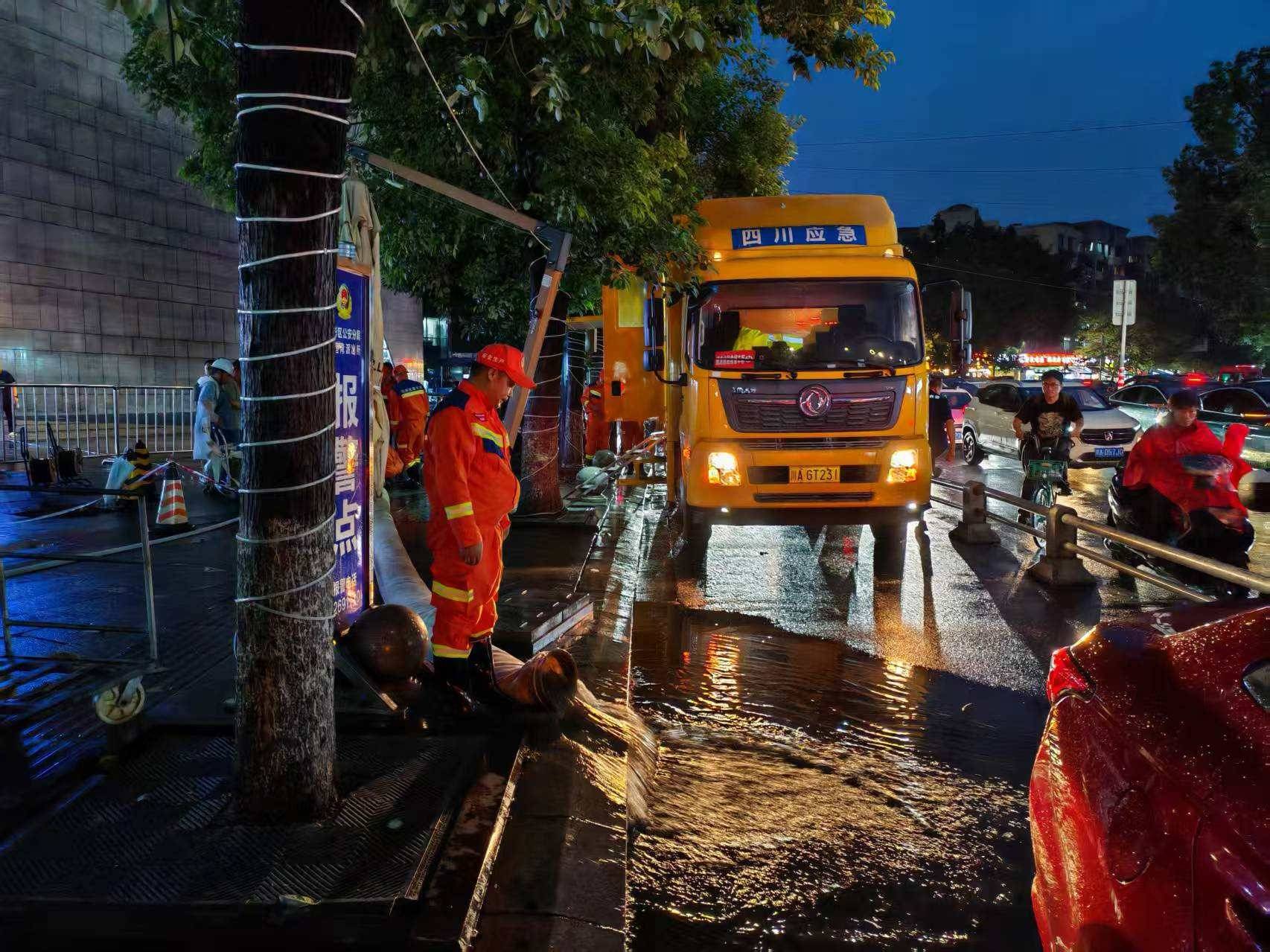 重生之陌上花开:成都暴雨红色预警！来看救援排水现场