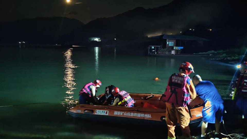 郴州船只遇罕见大风侧翻，救援人员：本来天气很好，不刮风不下雨，大风毫无预兆