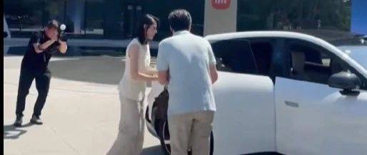 小米YU7首批正式交付，雷军现身为车主开车门，现场画面曝光→