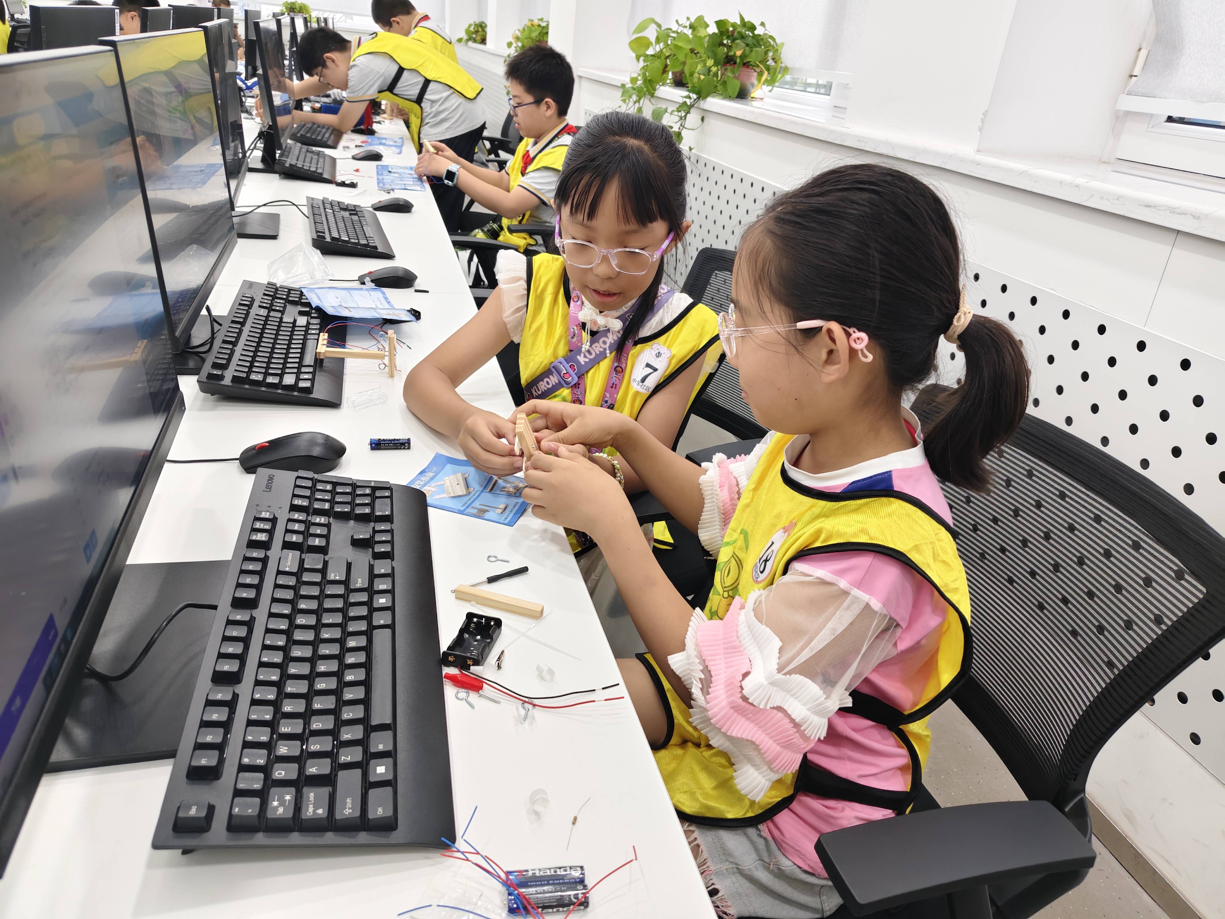 数智启航：青少年数智技术服务港研学之旅探索未来