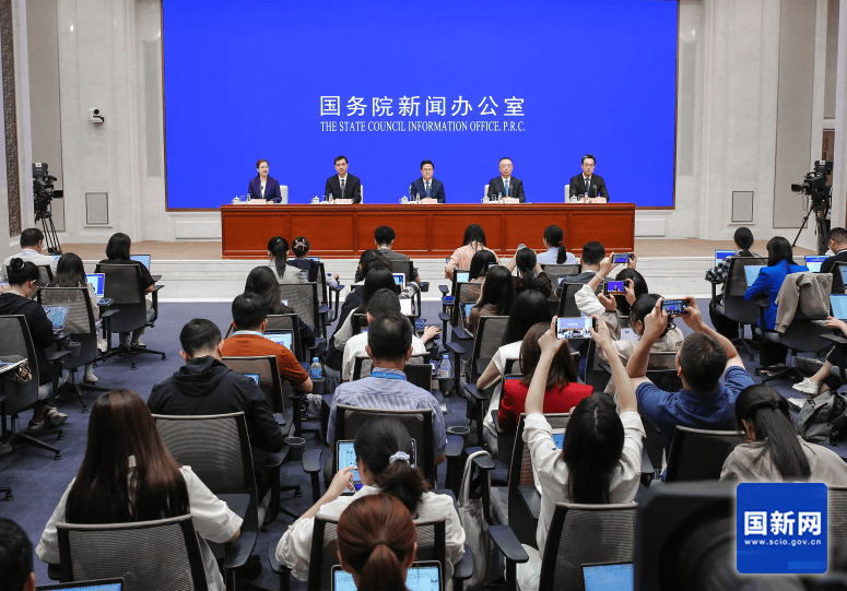 全国外资准入负面清单限制措施缩减到29项，民营企业增加到5800多万户