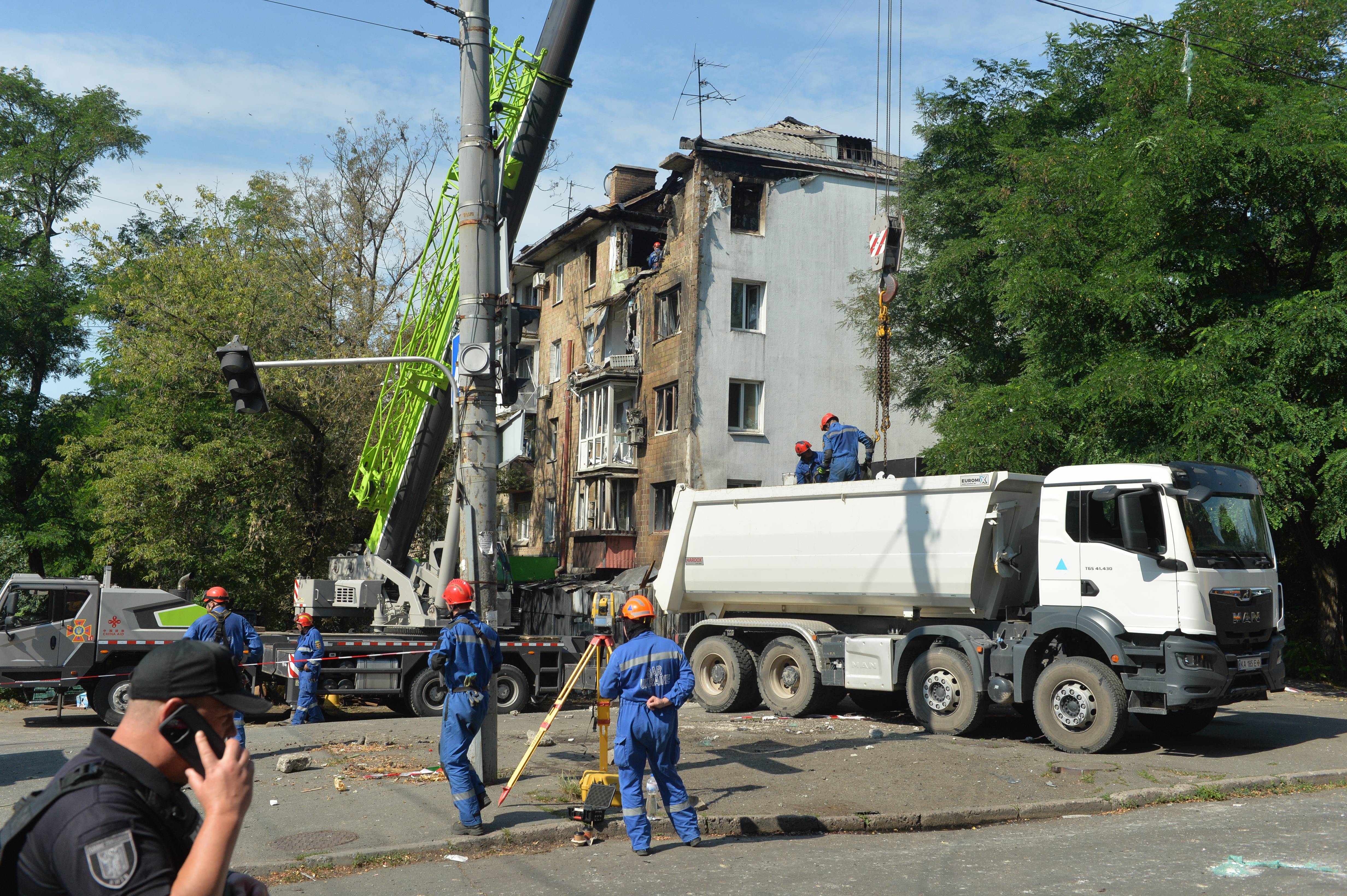 乌克兰首都再遭大规模空袭 泽连斯基呼吁增加对乌军援 乌克兰首都再遭大规模空袭 泽连斯基呼吁增加对乌军援