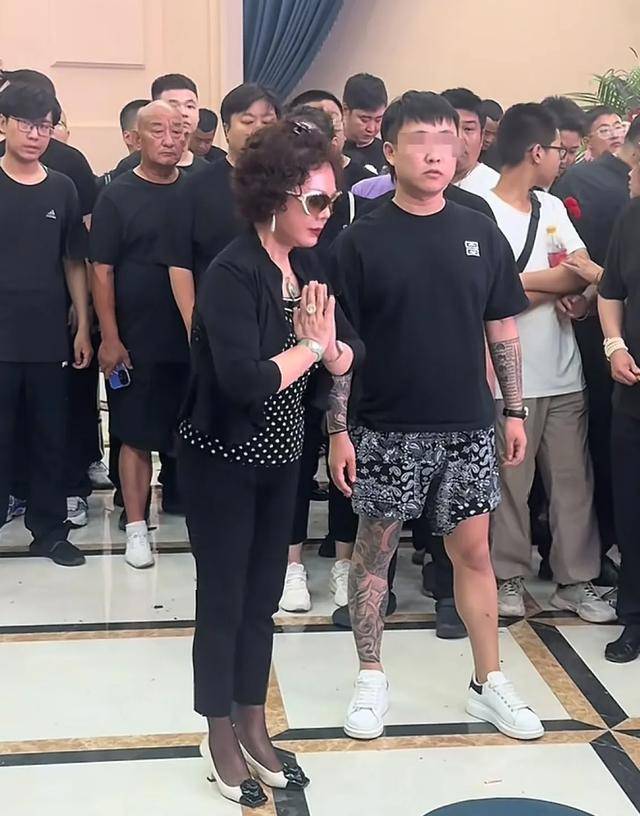 “老五婶”梦真现身公爹灵堂，没磕头只站着鞠躬，大花臂管事抢眼