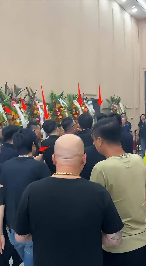 赵本山给杨少华送花圈，落款老师引争议，灵堂成修罗场，杨议哭晕