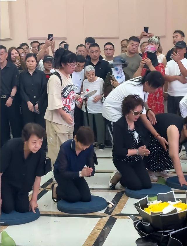 赵本山给杨少华送花圈，落款老师引争议，灵堂成修罗场，杨议哭晕