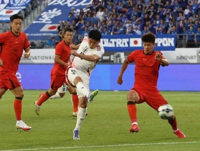 国足东亚杯再遭挫折：0比2不敌日本队，两连败引发深思