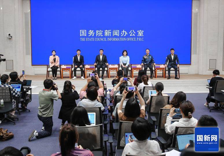 湖北企业家刘长云：租用马匹、肩扛背挑将药品送到，用长期主义服务基层医疗