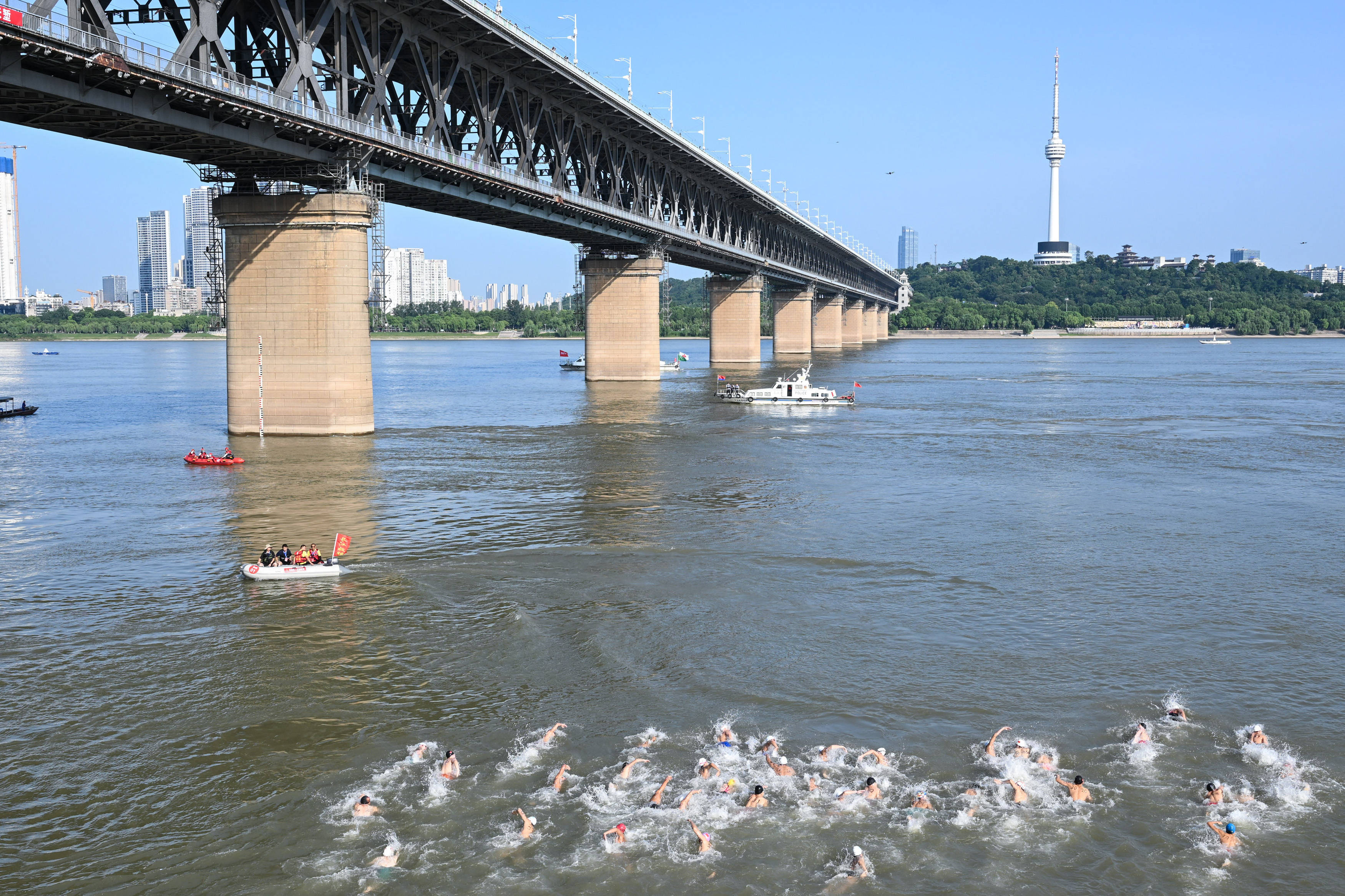 新华社记者 杜子璇 摄7月16日,选手们横渡长江