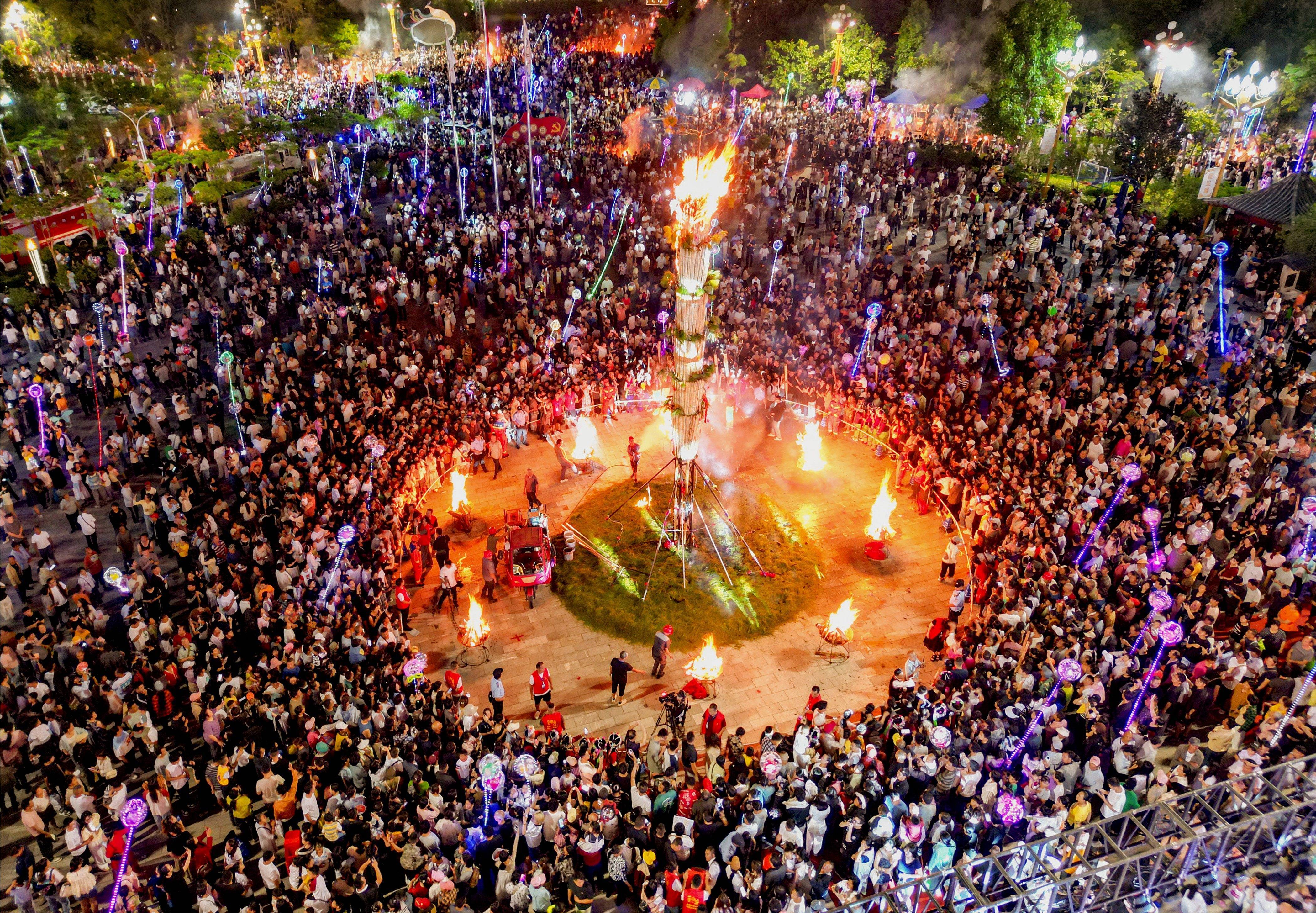 云南多地欢度火把节