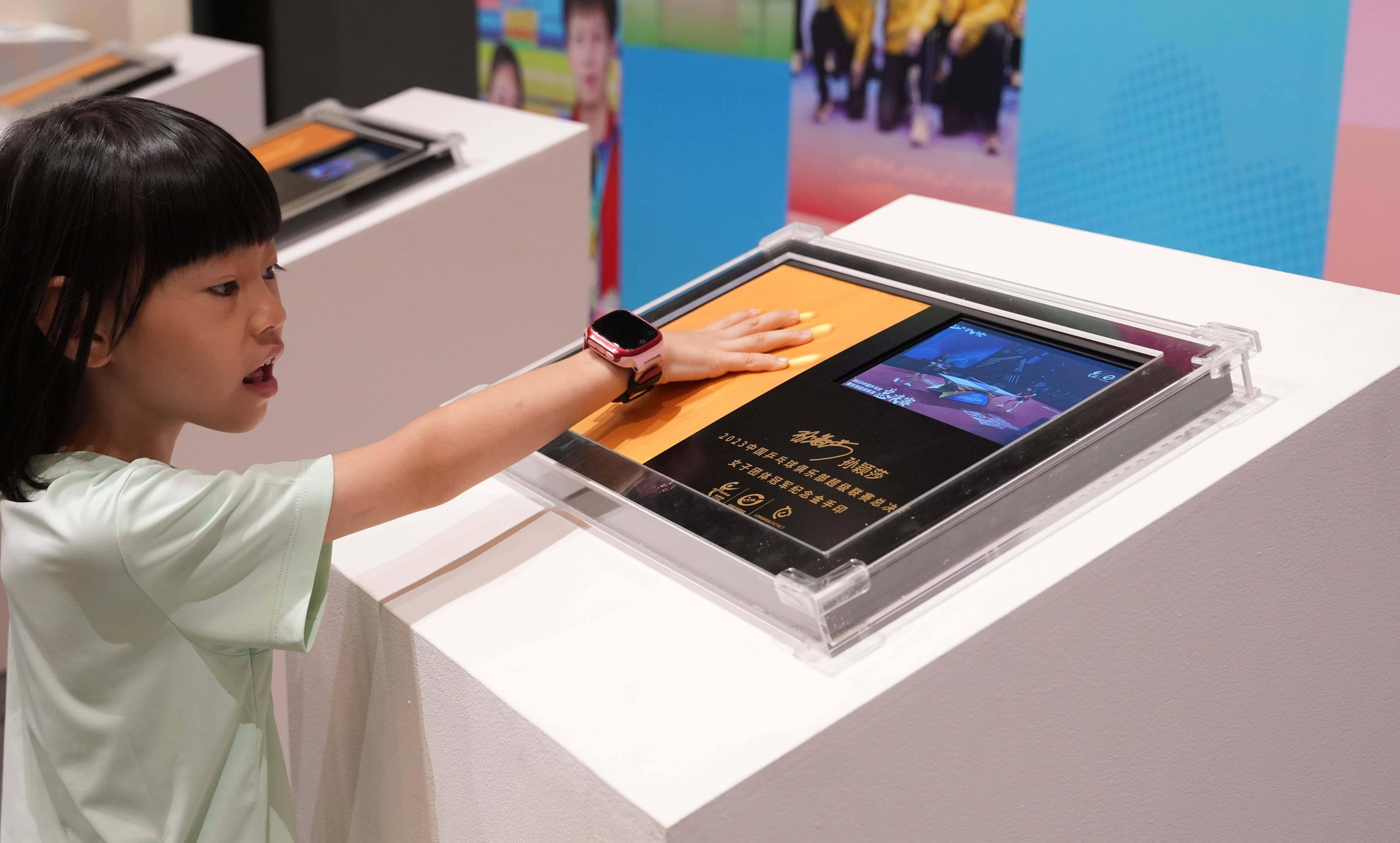 广州图书馆举办十五运会乒乓球文化展，与奥运冠军零距离互动