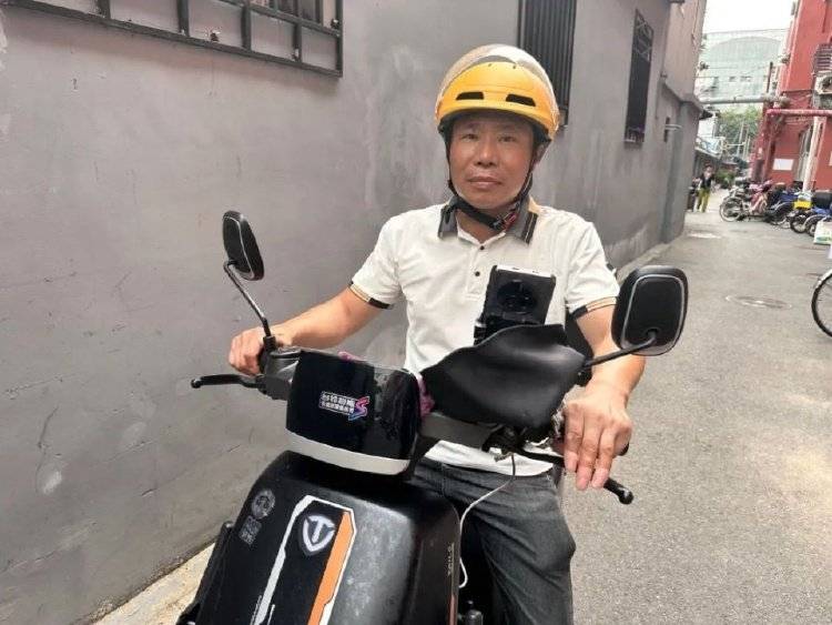 14岁女孩被男子疯狂别车还狂追一公里，一名外卖小哥仗义出手