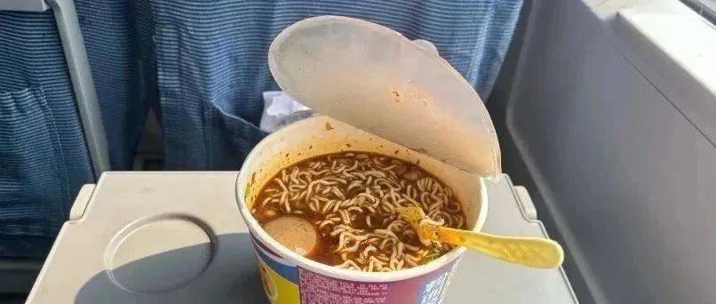 高铁不让吃方便面了？12306回应！_食用_网友_列车